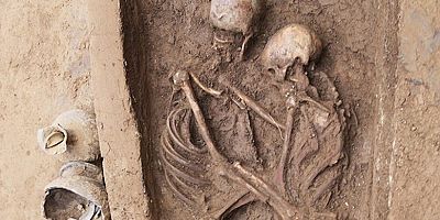 1,500-YEAR-OLD EMBRAC?NG LOVERS